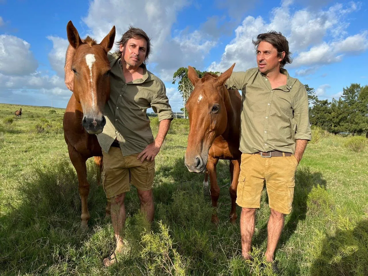 José Ignacio y Juan Pablo Portela, socios de Black River Properties, con dos caballos en el campo