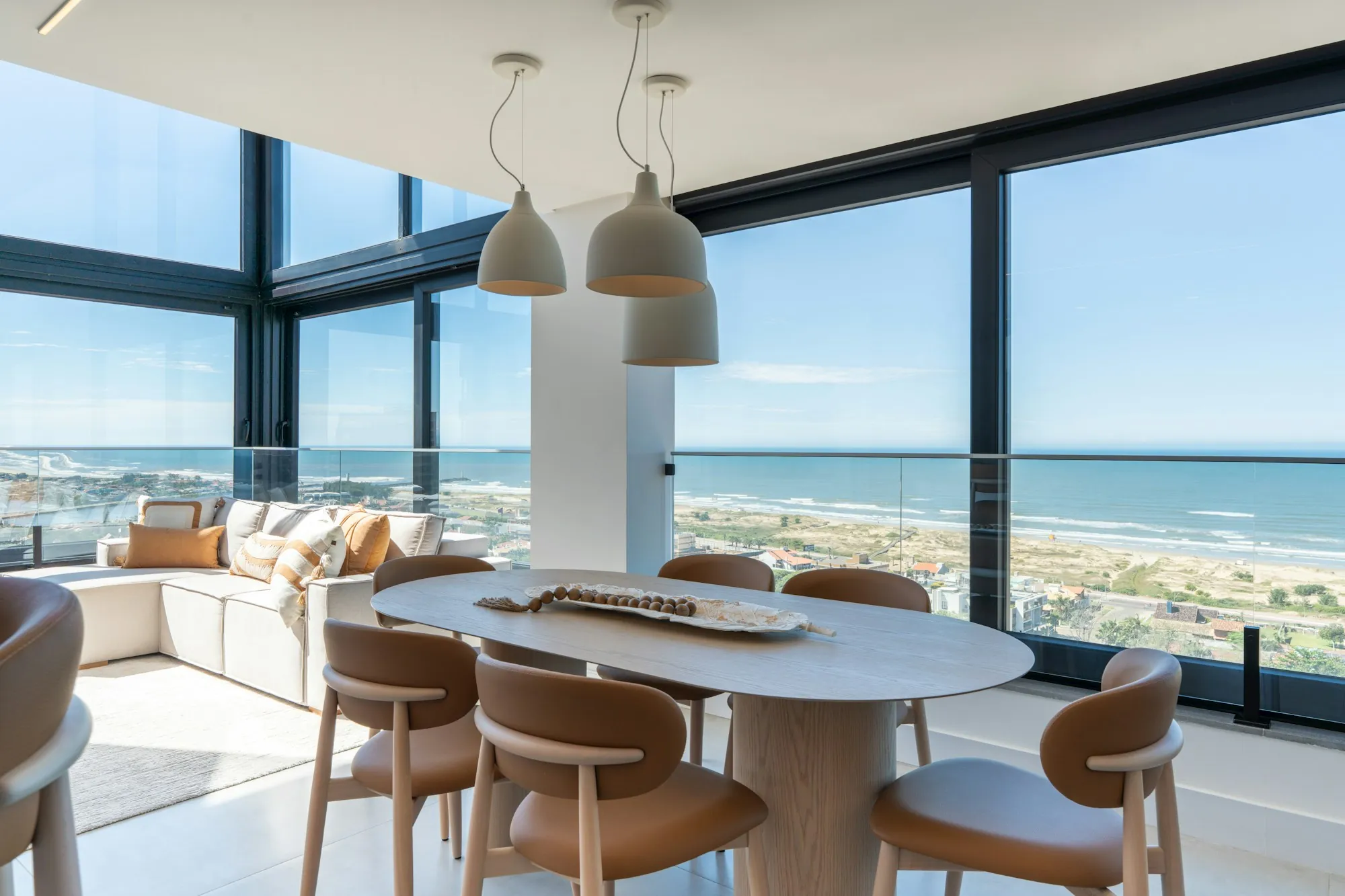 Comedor con ventanal de piso a techo y vista a la playa